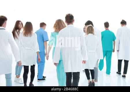 Image d'un groupe de médecins marche dans un couloir de l'hôpital . Banque D'Images