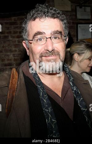 New York, NY, États-Unis. 25 Octobre 2009. Acteur, Saül Rubinek au Book Party pour "Swimming From Under My Père" au Bowery Poetry Club. Crédit: Steve Mack/Alay Banque D'Images