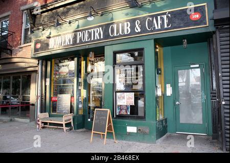 New York, NY, États-Unis. 25 Octobre 2009. Ambiance, extérieur à la fête du livre pour « déborder De Sous mon Père » au Bowery Poetry Club. Crédit: Steve Mack/Alay Banque D'Images