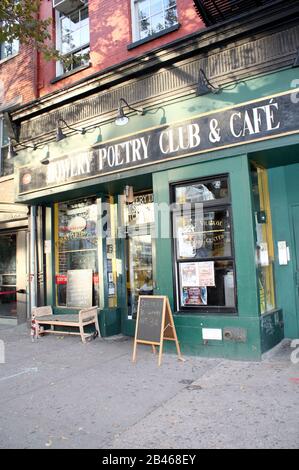 New York, NY, États-Unis. 25 Octobre 2009. Ambiance, extérieur à la fête du livre pour « déborder De Sous mon Père » au Bowery Poetry Club. Crédit: Steve Mack/Alay Banque D'Images