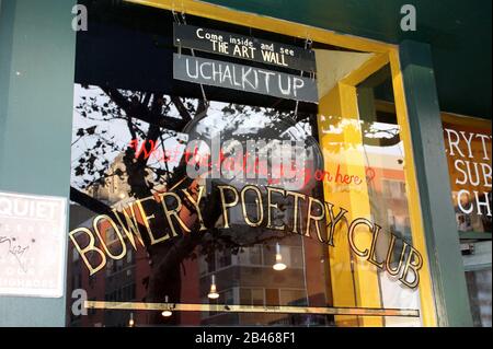 New York, NY, États-Unis. 25 Octobre 2009. Ambiance, extérieur à la fête du livre pour « déborder De Sous mon Père » au Bowery Poetry Club. Crédit: Steve Mack/Alay Banque D'Images