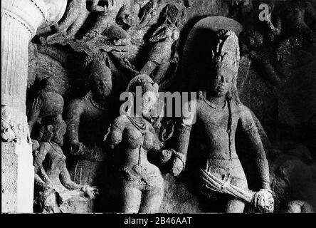 Mariage Shiva et Parvati, Kalyanasundara, grotte Elephanta, site du patrimoine mondial de l'UNESCO, île Elephanta, Gharapuri, port de Mumbai, Bombay, Mumbai, Maharashtra, Inde, Asie, 1977, ancienne image millésime des années 1900 Banque D'Images