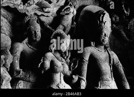 Mariage Shiva et Parvati, Kalyanasundara, grotte Elephanta, site du patrimoine mondial de l'UNESCO, île Elephanta, Gharapuri, port de Mumbai, Bombay, Mumbai, Maharashtra, Inde, Asie, 1977, ancienne image millésime des années 1900 Banque D'Images