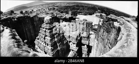 Grotte 16 du temple Kailasanatha, vue depuis le sommet du rocher, temple Kailash, site classé au patrimoine mondial de l'UNESCO, Ellora, Aurangabad, Maharashtra, Inde, Asie, 1977, ancienne image datant des années 1900 Banque D'Images