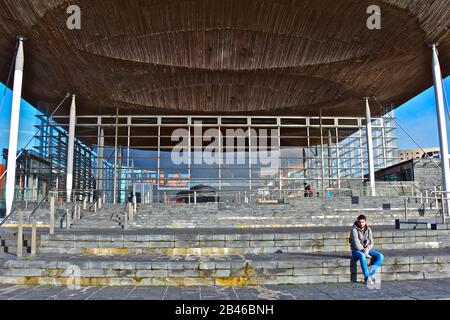 L'ardoise couvrait les étapes menant à la Senedd, également connue sous le nom de Assemblée nationale pour le bâtiment du Pays de Galles. Banque D'Images