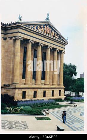 Couple kissing, Philadelphia Museum of Art, Philadelphie, Pennsylvanie, États-Unis d'Amérique, USA, 1999, ancienne image vintage des années 1900 Banque D'Images