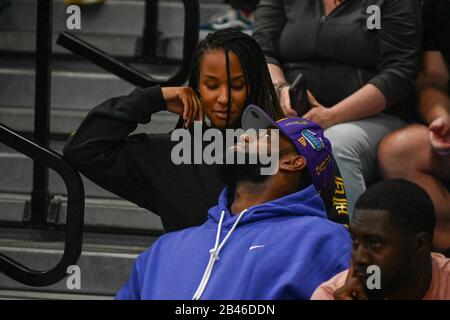 Pacific Palisades, Californie, États-Unis. 05 mars 2020. LeBron James et sa femme Savannah James assistent à un match de basket-ball de quart finale de la division d'État IV de la CIF entre San Ysidro et Palisades Charter High, jeudi 05 mars 2020, à Pacific Palisades, Californie, États-Unis. (Photo De Ios/Espa-Images) Crédit: Agence Photographique Sportive Européenne/Alay Live News Banque D'Images