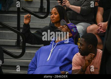 Pacific Palisades, Californie, États-Unis. 05 mars 2020. LeBron James et sa femme Savannah James assistent à un match de basket-ball de quart finale de la division d'État IV de la CIF entre San Ysidro et Palisades Charter High, jeudi 05 mars 2020, à Pacific Palisades, Californie, États-Unis. (Photo De Ios/Espa-Images) Crédit: Agence Photographique Sportive Européenne/Alay Live News Banque D'Images