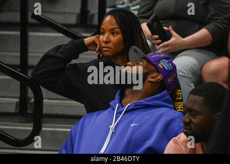 Pacific Palisades, Californie, États-Unis. 05 mars 2020. LeBron James et sa femme Savannah James assistent à un match de basket-ball de quart finale de la division d'État IV de la CIF entre San Ysidro et Palisades Charter High, jeudi 05 mars 2020, à Pacific Palisades, Californie, États-Unis. (Photo De Ios/Espa-Images) Crédit: Agence Photographique Sportive Européenne/Alay Live News Banque D'Images