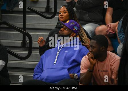 Pacific Palisades, Californie, États-Unis. 05 mars 2020. LeBron James et sa femme Savannah James assistent à un match de basket-ball de quart finale de la division d'État IV de la CIF entre San Ysidro et Palisades Charter High, jeudi 05 mars 2020, à Pacific Palisades, Californie, États-Unis. (Photo De Ios/Espa-Images) Crédit: Agence Photographique Sportive Européenne/Alay Live News Banque D'Images