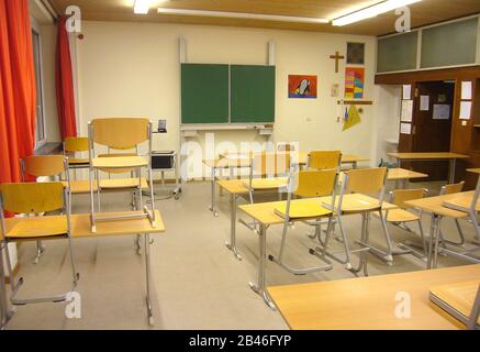 Munich, Allemagne. 06 mars 2020. De plus en plus d'écoles en raison de la propagation du virus corona se ferment. Photo d'archive; salle De classe Vide, abandonné, vide, orphelin, école, salle de classe, bâtiment, vue intérieure, tables, chaises. ? Sven SIMON Fotoagentur GmbH & Co. Press photo KG # Prinzess-Luise-Str 41 # 45479 M uelheim/R uhr # Tél 0208/9413250 # Fax. 0208/9413260 # GLS Bank # BLZ 430 609 67 # Kto. 4030 025 100 # IBAN DE75 4306 0967 4030 0251 00 # BIC GENODEM1GLS # WWW.SVENSIMON.NET. | utilisation dans le monde crédit: DPA/Alay Live News Banque D'Images