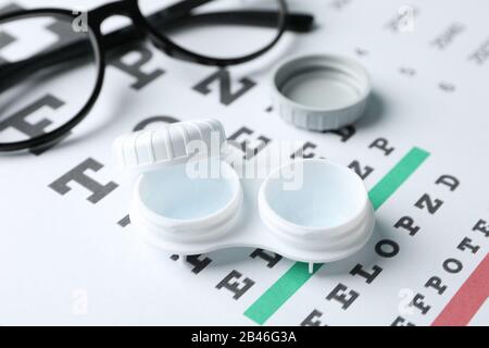 Lunettes, étui pour lentilles de contact et tableau de test oculaire, gros plan Banque D'Images