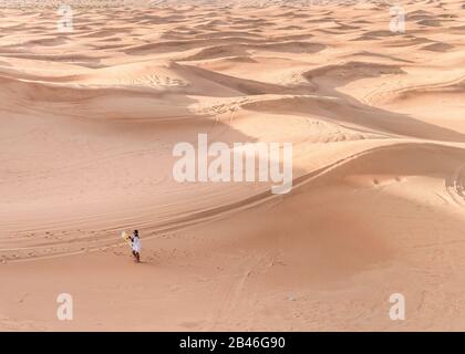 Dunes de sable de dessert de Dubaï, couple sur le désert de Dubaï safari, Emirats arabes Unis, vacances femmes à Dubaï Banque D'Images