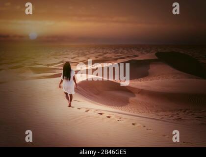 Dunes de sable de dessert de Dubaï, couple sur le désert de Dubaï safari, Emirats arabes Unis, vacances femmes à Dubaï Banque D'Images