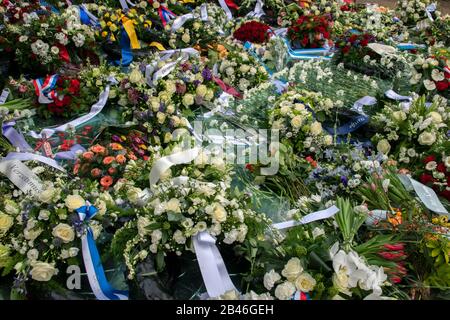 Fleurs Au Monument Jan Wolkers Pour Plus Auschwitz À Amsterdam Pays-Bas 2020 Banque D'Images