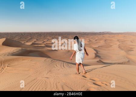 Dunes de sable de dessert de Dubaï, couple sur le désert de Dubaï safari, Emirats arabes Unis, vacances femmes à Dubaï Banque D'Images