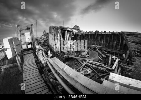 Les restes pourris d'un bateau abandonné sur la rive du Wyre à Skippool Creek, dans le Lancashire Banque D'Images