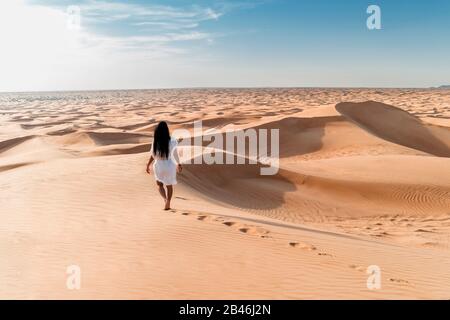 Dunes de sable de dessert de Dubaï, couple sur le désert de Dubaï safari, Emirats arabes Unis, vacances femmes à Dubaï Banque D'Images