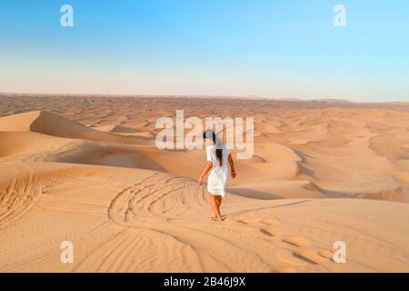 Dunes de sable de dessert de Dubaï, couple sur le désert de Dubaï safari, Emirats arabes Unis, vacances femmes à Dubaï Banque D'Images