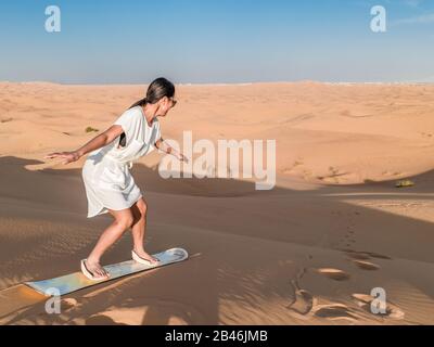 Dunes de sable de dessert de Dubaï, couple sur le désert de Dubaï safari, Emirats arabes Unis, vacances femmes à Dubaï Banque D'Images