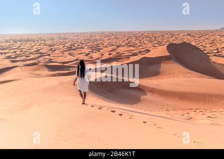 Dunes de sable de dessert de Dubaï, couple sur le désert de Dubaï safari, Emirats arabes Unis, vacances femmes à Dubaï Banque D'Images