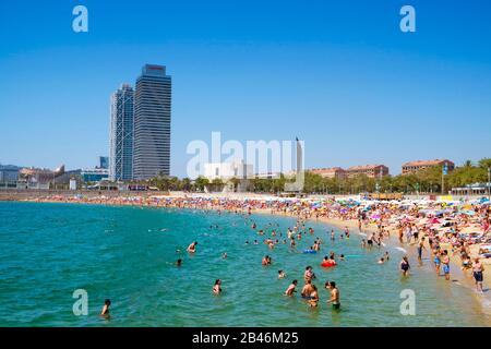 Barcelone, ESPAGNE - 10 JUILLET : les gens de la plage de Nova Icaria le 10 juillet 2016 à Barcelone, en Espagne, et Hotel Arts et Mapfre Tower en arrière-plan. Ça Banque D'Images