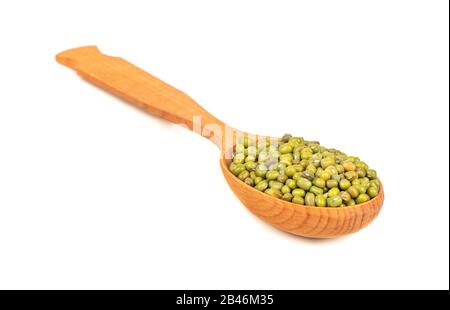 Cuillère à soupe de haricots mungo vert isolé sur fond blanc Banque D'Images