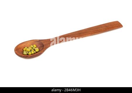 Plusieurs haricots verts mung dans une cuillère en bois sur fond blanc Banque D'Images