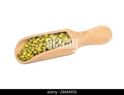 Les haricots mungo vert en bois en scoop sur fond blanc Banque D'Images