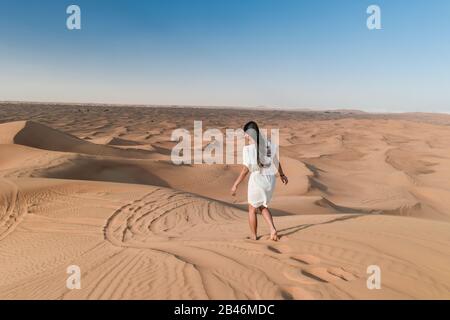 Dunes de sable de dessert de Dubaï, couple sur le désert de Dubaï safari, Emirats arabes Unis, vacances femmes à Dubaï Banque D'Images