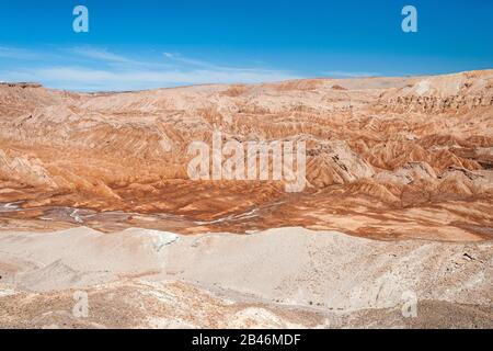 Paysage désertique d'Atacama vu du site archéologique de Pukará de Quitor près de San Pedro de Atacama dans le nord du Chili. Banque D'Images