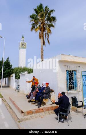 Vieux hommes dans une rue. Banque D'Images