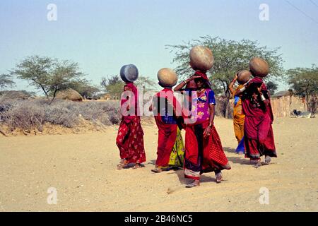 Les femmes indiennes équilibre des pots vides sur la tête , Rajasthan , Inde , Asie Banque D'Images