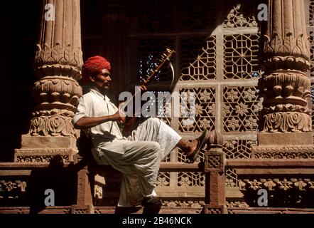 Rajasthani musiciens jouant ravanhata dans jodhpur, Rajasthan, Inde, Asie PAS de MR Banque D'Images