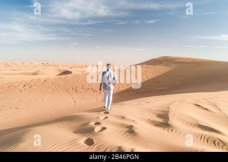 Dunes de sable de dessert de Dubaï, couple sur le désert de Dubaï safari, Emirats arabes Unis, hommes en vacances à Dubaï Emirates Banque D'Images