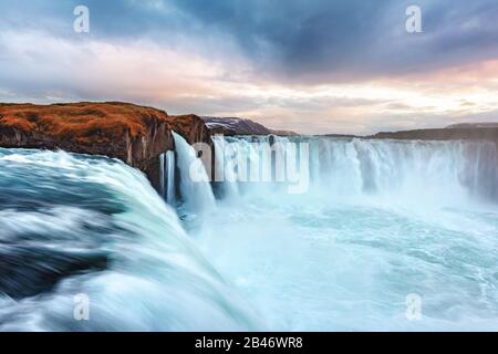 Paysage pittoresque avec un lever de soleil coloré sur la cascade Godafoss sur la rivière Skjalfandafljot, Islande Banque D'Images