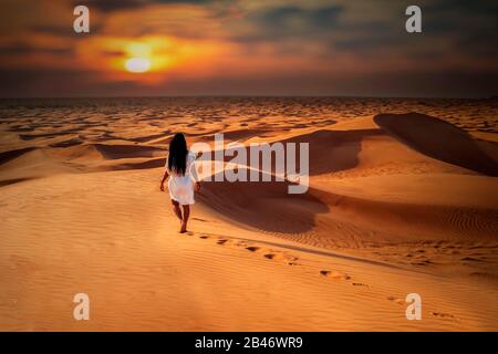 Dunes de sable de dessert de Dubaï, couple sur le désert de Dubaï safari, Emirats arabes Unis, vacances femmes à Dubaï Banque D'Images