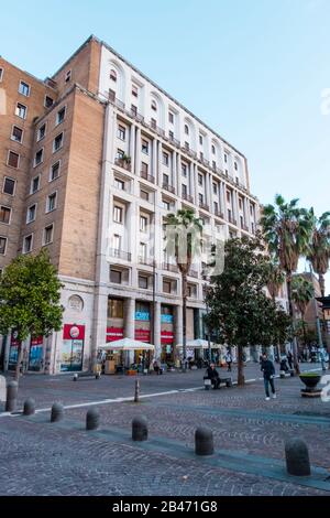 Piazza Carita, avec bureau de poste de l'ère fasciste, Naples, Italie Banque D'Images