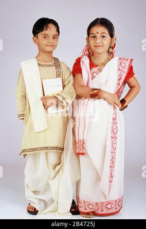 Fille garçon déguisement costume couple bengali - MR Banque D'Images