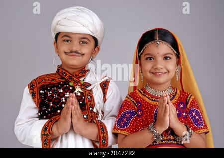 Enfants Gujarati couple déguisement, Inde, Asie, MR#498, 497 Banque D'Images