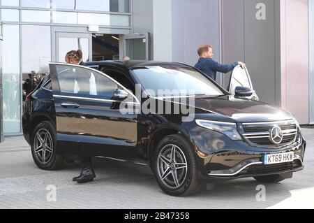 Le duc de Sussex (à droite) et Lewis Hamilton arrivent à Silverstone circuit dans le Northamptonshire pour ouvrir officiellement l'Expérience Silverstone, un nouveau musée immersif qui raconte l'histoire du passé, du présent et de l'avenir des courses automobiles britanniques. Banque D'Images