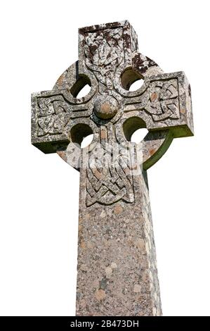 Croix celtique à Cill Chriosd / Kilchrist Church cimetière, ancienne église paroissiale de Strathaird sur fond blanc, île de Skye, Highlands, Royaume-Uni Banque D'Images