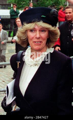 Camilla Parker-Bowles quitte l'abbaye de Westminster, Londres, après avoir assisté à un service de Thanksgiving pour commémorer le 50ème anniversaire d'El Alamein. Banque D'Images