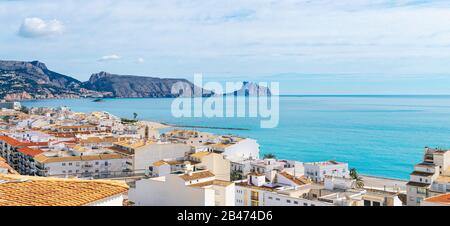 Vue panoramique sur le magnifique petit village espagnol authentique Altea, mer turquoise méditerranéenne, montagnes et ciel bleu Banque D'Images