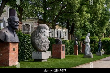 La Pologne, la province de Lublin, le village de Kozlowka, le palais de Zamoysskis, le pavillon du nord (anciennement le Coach-House) abrite la seule galerie d'art socialiste-réaliste de Pologne, une grande collection d'art de la période 1950-1955, avec plus de 1 600 sculptures, peintures, dessins, affiches et tableaux. La galerie est complétée par les monuments se trouvant à l'extérieur. Banque D'Images