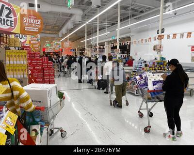 Narre Warren, Victoria Australie - 6 mars 2020 - les acheteurs se sont mis en file d'attente dans un supermarché paniquer acheter du papier toilette pendant la pandémie de corona. Crédit: Sarah Richardson/Alay Live News Banque D'Images