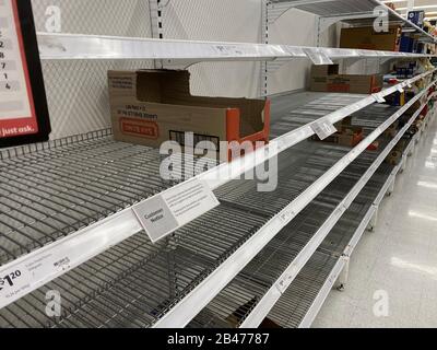 Narre Warren, Victoria Australie - 6 mars 2020 - Vider les clayettes de pâtes dans un supermarché causé par l'achat de panique pendant la pandémie de covid de conrona. Crédit: Sarah Richardson/Alay Live News Banque D'Images