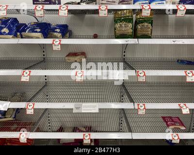 Narre Warren, Victoria Australie - 6 mars 2020 - Vider les étagères à riz dans un supermarché causé par des achats de panique pendant la pandémie de covid de conrona. Crédit: Sarah Richardson/Alay Live News Banque D'Images