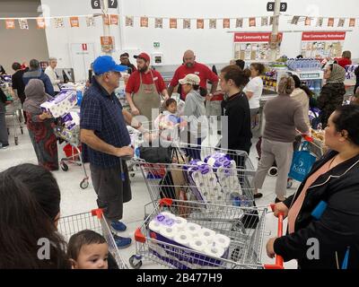 Narre Warren, Victoria Australie - 6 mars 2020 - les acheteurs paniqués achètent du papier toilette dans un superbed en Australie pendant la pandémie de covid corona. Crédit: Sarah Richardson/Alay Live News Banque D'Images