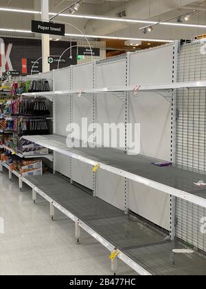 Narre Warren, Victoria Australie - 6 mars 2020 - Vider les étagères en papier dans un supermarché causé par l'achat de panique pendant la pandémie de covid de conrona. Crédit: Sarah Richardson/Alay Live News Banque D'Images